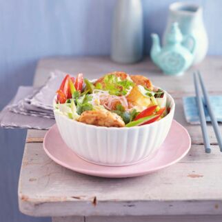 Glasierter Tempeh auf Glasnudeln Glasierter Tempeh auf Glasnudeln