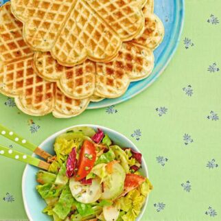 Kräuter-Schmand-Waffeln mit buntem Blattsalat Kräuter-Schmand-Waffeln mit buntem Blattsalat