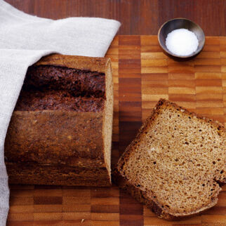 Dunkles Mischbrot mit Weizenkeimen Dunkles Mischbrot mit Weizenkeimen