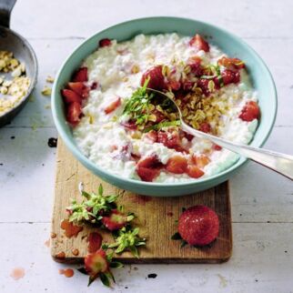 Körniger Erdbeerfrischkäse mit gerösteten Hafer- und Kokosflocken Körniger Erdbeerfrischkäse mit gerösteten Hafer- und Kokosflocken