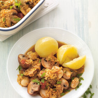 Champignon-Cassoulet mit Zitronen-Petersilien-Bröseln Champignon-Cassoulet mit Zitronen-Petersilien-Bröseln