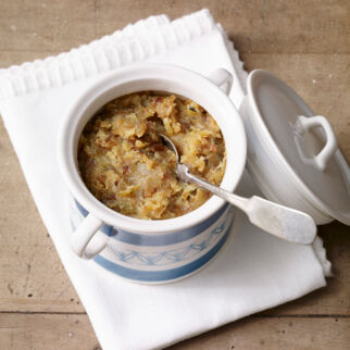 Apfel-Zwiebel-Aufstrich mit Beifuß Apfel-Zwiebel-Aufstrich mit Beifuß