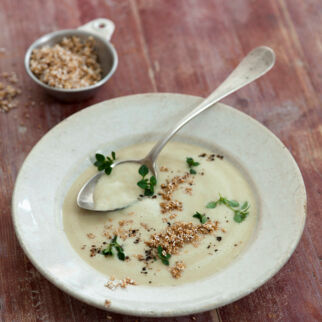 Bohnencremesuppe mit Amarant-Knusperpops Bohnencremesuppe mit Amarant-Knusperpops