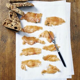 Selbst gebeizter Lachs mit Dill und Gewürzen Selbst gebeizter Lachs mit Dill und Gewürzen