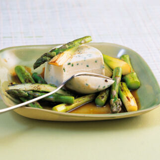 Kräuter-Käse-Panna-Cotta mit glasiertem Grünspargel Kräuter-Käse-Panna-Cotta mit glasiertem Grünspargel