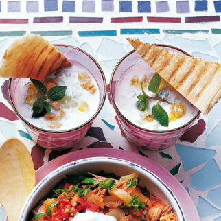 Kalte Gurkensuppe mit Walnüssen Kalte Gurkensuppe mit Walnüssen