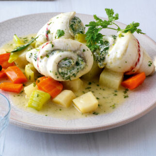 Schollenröllchen auf Wurzelgemüse Schollenröllchen auf Wurzelgemüse