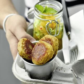 Linsen-Mini-Buletten mit Paprikasalat Linsen-Mini-Buletten mit Paprikasalat