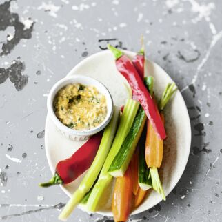 Gemüsesticks mit scharfem Lupinendip Gemüsesticks mit scharfem Lupinendip