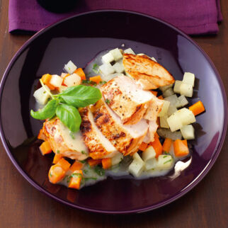 Marinierte Hähnchenbrust mit Gemüsewürfeln und Basilikumsauce Marinierte Hähnchenbrust mit Gemüsewürfeln und Basilikumsauce