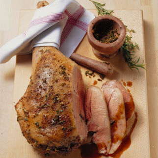 Rosa gebratene Lammkeule mit Rosmarin und Orangen Rosa gebratene Lammkeule mit Rosmarin und Orangen