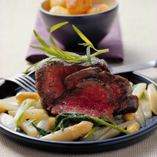 Doppeltes Rinderfiletsteak mit Estragonbutter, Kohlrabi und Spargel Doppeltes Rinderfiletsteak mit Estragonbutter, Kohlrabi und Spargel