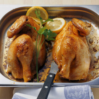 Gefüllter Bauerngockel mit Petersilie und Zitronen Gefüllter Bauerngockel mit Petersilie und Zitronen