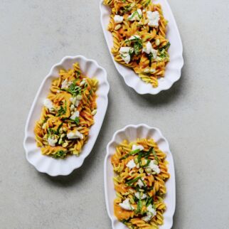 Kichererbsen-Fusilli mit Paprika-Caprese Kichererbsen-Fusilli mit Paprika-Caprese