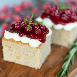 Glühwein Schmand-Schnitten garniert mit Johannisbeeren Glühwein Schmand-Schnitten