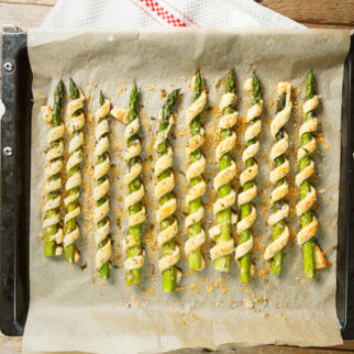 Gebackener grüner Spargel umwickelt mit Teig Spargel-Grissini