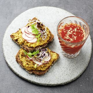 Curry-Hirse-Aufstrich auf Vollkornbrot Curry-Hirse-Aufstrich auf Vollkornbrot