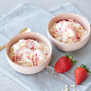 Selbstgemachtes Spaghettieis mit Erdbeeren Spaghettieis