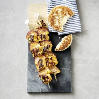 Hähnchen-Kebap mit Fladenbrot Hähnchen-Kebap mit Fladenbrot