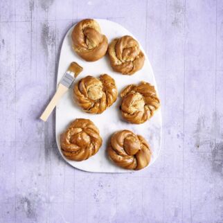 Hefeknoten mit Espressoglasur Hefeknoten mit Espressoglasur