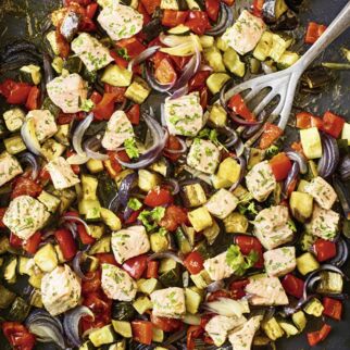 Kräuterlachswürfel auf Ratatouille Kräuterlachswürfel auf Ratatouille