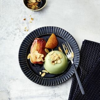 Matcha-Pannacotta mit
gebackenen Quitten Matcha-Pannacotta mit
gebackenen Quitten