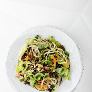 Thai-Gemüsenudelsalat
mit pikantem Hackfleisch Thai-Gemüsenudelsalat
mit pikantem Hackfleisch