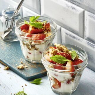 Trifle mit Erdbeeren
und Kokoscreme Trifle mit Erdbeeren
und Kokoscreme