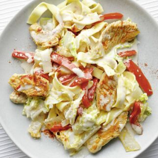 Pasta mit Pute, Chinakohl und Paprika Pasta mit Pute, Chinakohl und Paprika