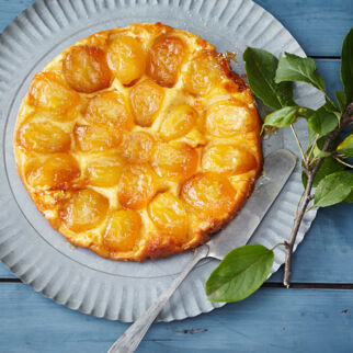 Tarte Tatin - Typisch französischer Dessertkuchen mit karamellisierten Apfelstücken Tarte Tatin - französische Apfeltarte