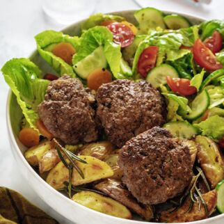 Rinderhackpatties mit
Rosmarinkartoffeln und Salat Rinderhackpatties mit
Rosmarinkartoffeln und Salat