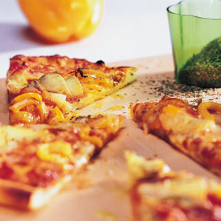 Pizza mit Paprika und Artischocken Pizza mit Paprika und Artischocken