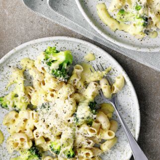 Nudeln mit Brokkoli und Cashew-Sauce-Hollandaise Nudeln mit Brokkoli und Cashew-Sauce-Hollandaise