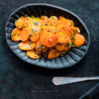 Grünkern-Speck-Puffer mit glasierten Möhren Grünkern-Speck-Puffer mit glasierten Möhren