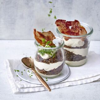 Trifle mit Bohnenmus, Brot und Serrano Trifle mit Bohnenmus, Brot und Serrano