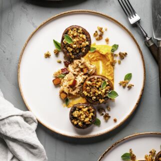 Gefüllte Champignons mit Sauerkraut-Speck, MandelKruste und Möhrenfrischkäse Gefüllte Champignons mit Sauerkraut-Speck, MandelKruste und Möhrenfrischkäse