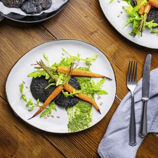 Schwarze Buchweizenblini mit Vanille-Möhren und MöhrenPesto Schwarze Buchweizenblini mit Vanille-Möhren und MöhrenPesto