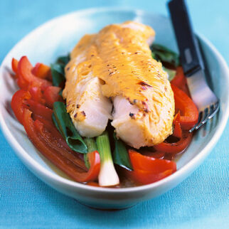 Kabeljau mit Senfsauce auf Paprika-Zwiebel-Gemüse Kabeljau mit Senfsauce auf Paprika-Zwiebel-Gemüse