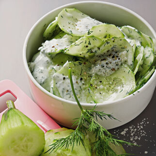 Gurkensalat mit Dressing aus Joghurt und Dill - Gurkensalat Dressing Rezept Gurkensalat mit Dilljoghurt