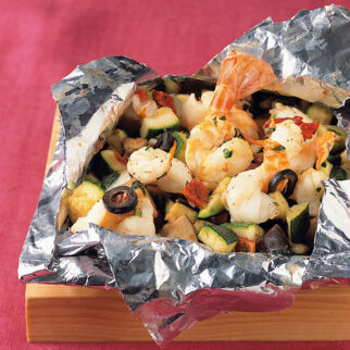 Garnelen auf Mittelmeer-Gemüse Garnelen auf Mittelmeer-Gemüse