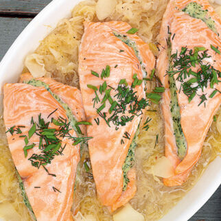 Gefüllter Lachs auf Sauerkraut Gefüllter Lachs auf Sauerkraut