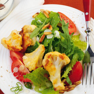 Blattsalate mit gebratenem Blumenkohl Blattsalate mit gebratenem Blumenkohl