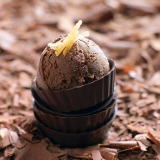 Schokoladeneis mit kandiertem Ingwer Schokoladeneis mit kandiertem Ingwer