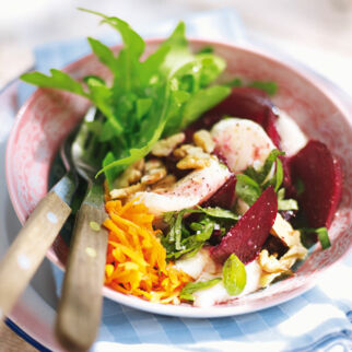 Rote-Bete-Salat mit Mozzarella und Walnüssen Rote-Bete-Salat mit Mozzarella und Walnüssen