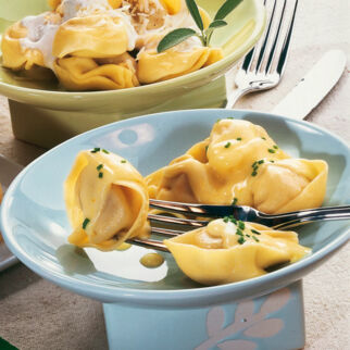 Tortellini mit Schnittlauch-Käsesauce Tortellini mit Schnittlauch-Käsesauce