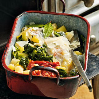 Schwarzkohl mit Kartoffel-Steckrüben-Gemüse und Räucherspeck Schwarzkohl mit Kartoffel-Steckrüben-Gemüse und Räucherspeck