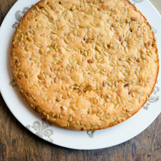 Mantovana mit Pignoli Mantovana mit Pignoli