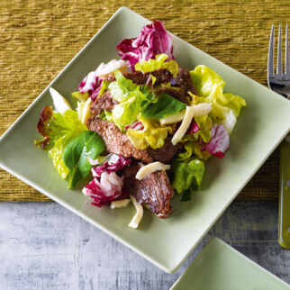 Blattsalat mit Rinderfilet und Mozzarella Blattsalat mit Rinderfilet und Mozzarella
