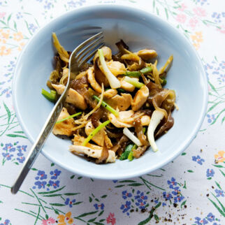 Wolkenohrpilze mit Hühnerbrust und Ingwer (Pad Hed Hu Nuh Gai Sai King) Wolkenohrpilze mit Hühnerbrust und Ingwer (Pad Hed Hu Nuh Gai Sai King)