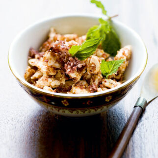 Pikanter lauwarmer Hühnerfleischsalat (Laab Gai) Pikanter lauwarmer Hühnerfleischsalat (Laab Gai)